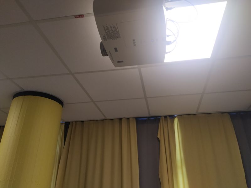 Datei:HD Raum beamer.jpg