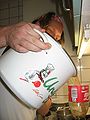 Zum Abfüllen wurde extra Spezialwerkzeug angeschafft. Eine abgeschnittene Cola-Flasche. Sollte der Wein also ein leichtes Cola-Aroma im Abgang haben...hier der Grund.
